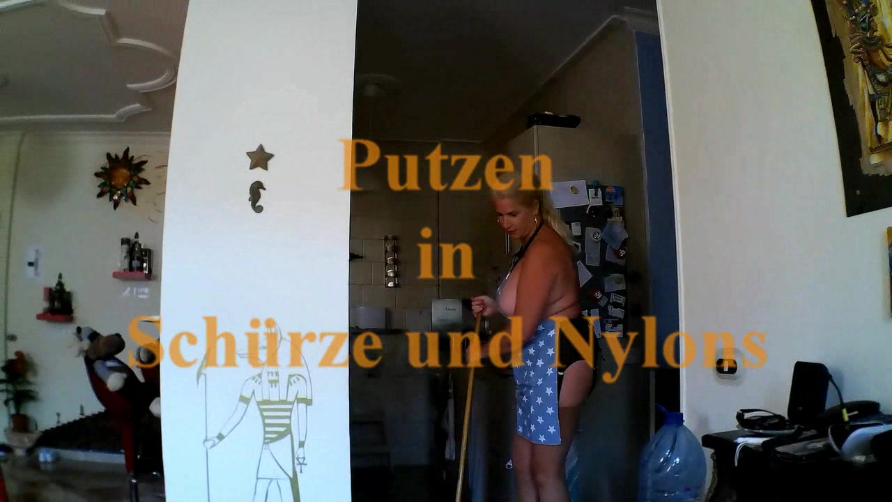 Putzen in Nylons und Schürze